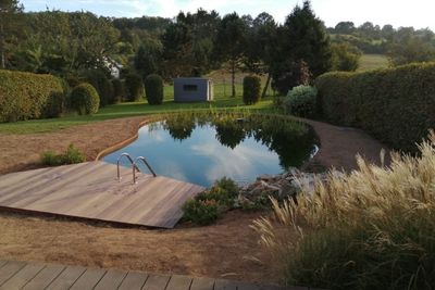 Si vous cherchez une baignade plus naturelle et avec un faible entretien, l'&eacute;tang de nage est la solution id&eacute;ale